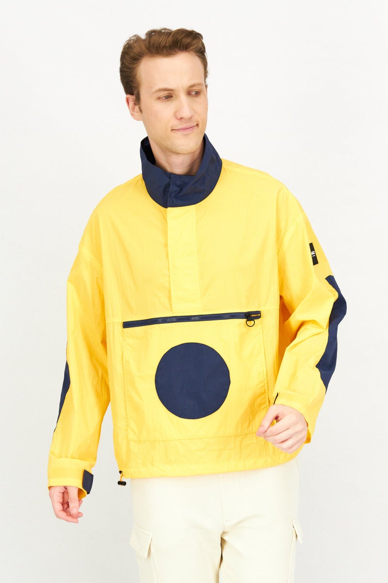 Aigle جاكيت واقي من الرياح بأكمام طويلة و ياقة عالية للرجال، أصفر - Image 1