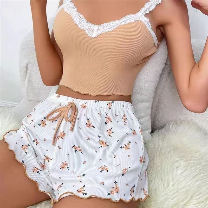 طقم بيجاما نسائي مع قميص دانتيل وشورت - Image 3