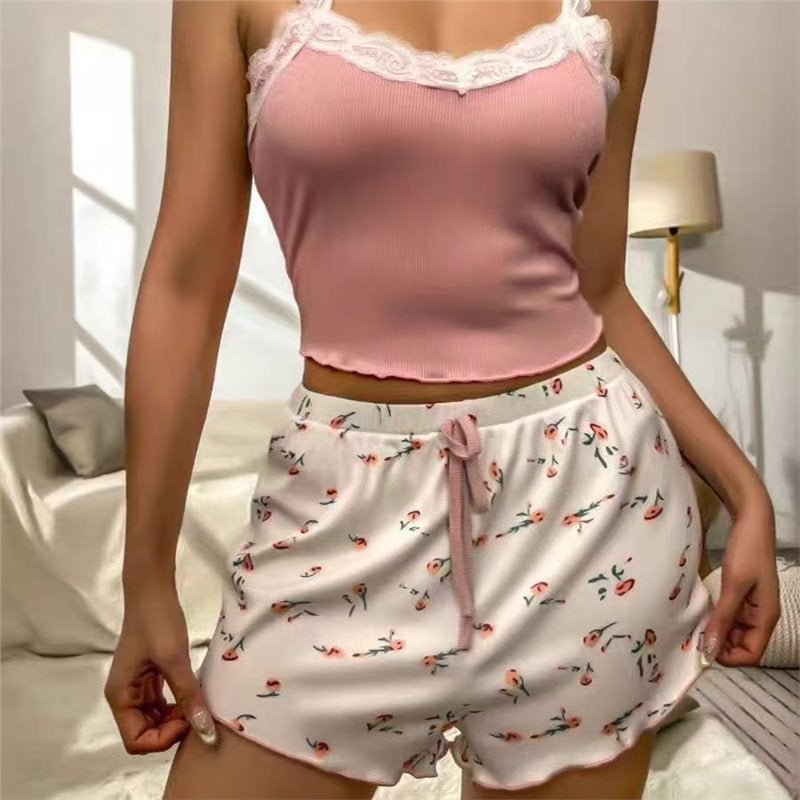 طقم بيجاما نسائي مع قميص دانتيل وشورت - Image 2