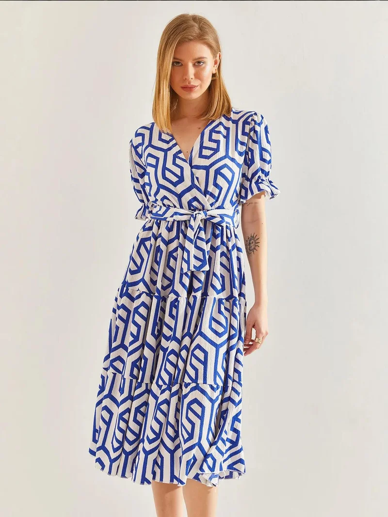 بيانكو لوتشي فستان ميدي بياقة على شكل حرف  بنمط هندسي مع حزام من لوتشي