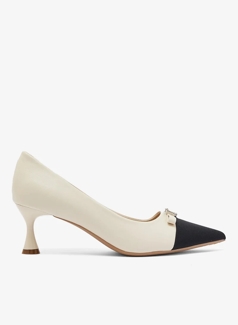 ايلا حذاء بكعب قطة بتفاصيل فيونكة