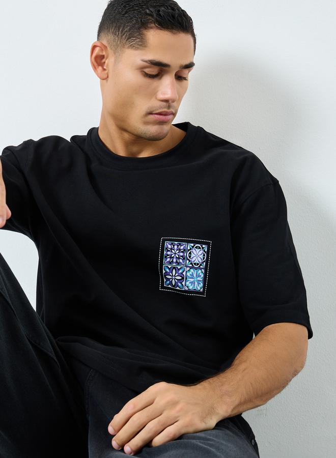ستايلي تيشيرت رجالي أسود مطبوع برسومات كبيرة الحجم - Image 1