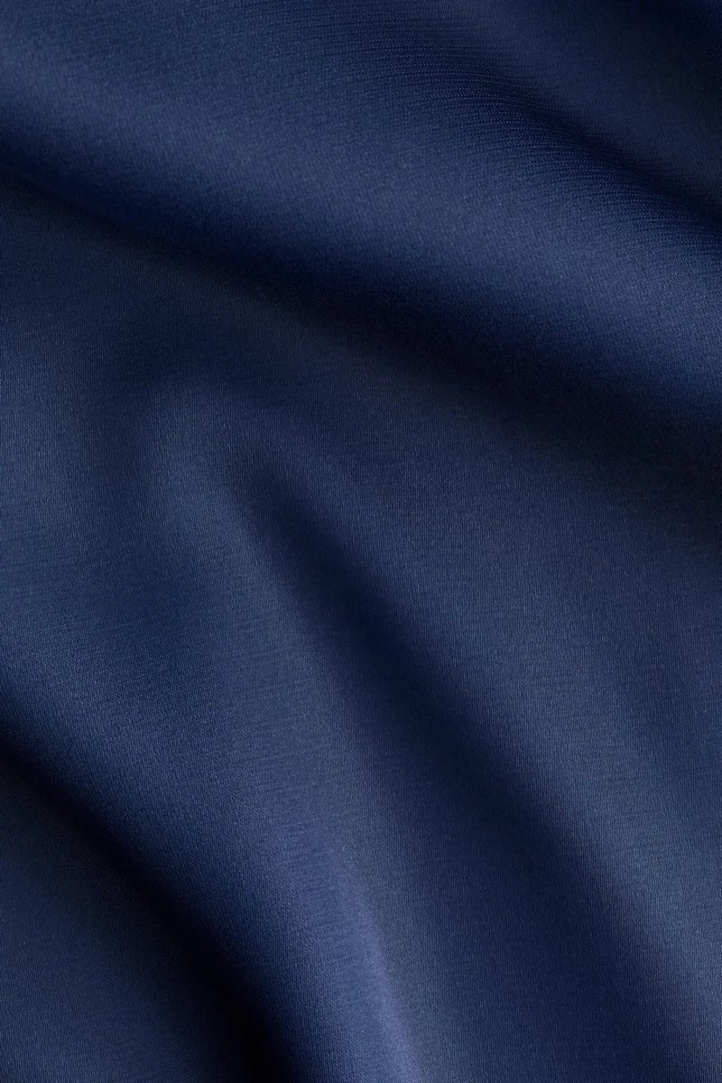 اتش اند ام بلوزة بياقة على شكل حرف