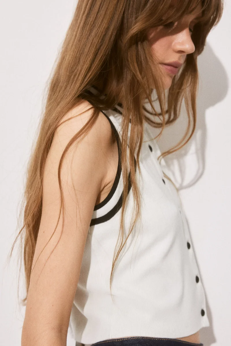 اتش اند ام فيست بتصميم كنزة بأزرار أمامية