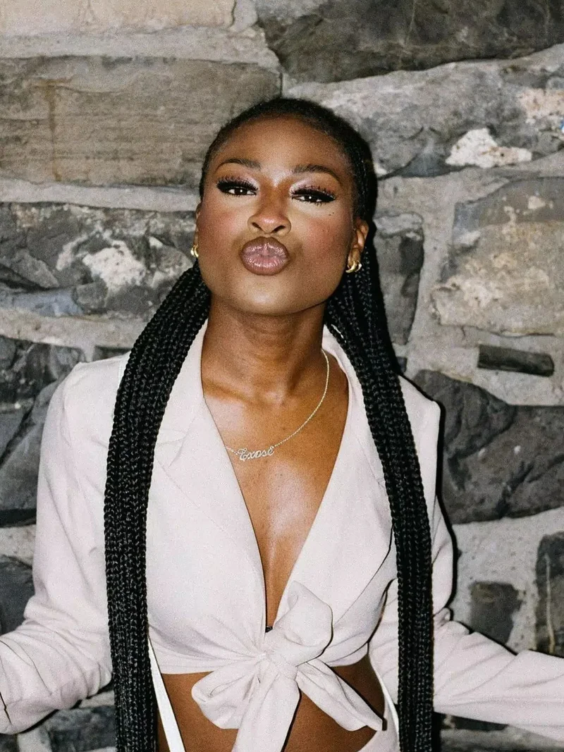 زوبعة قطعتان: بلوزة قصيرة بربطة أمامية وسراويل مستقيمة بخصر عالٍ