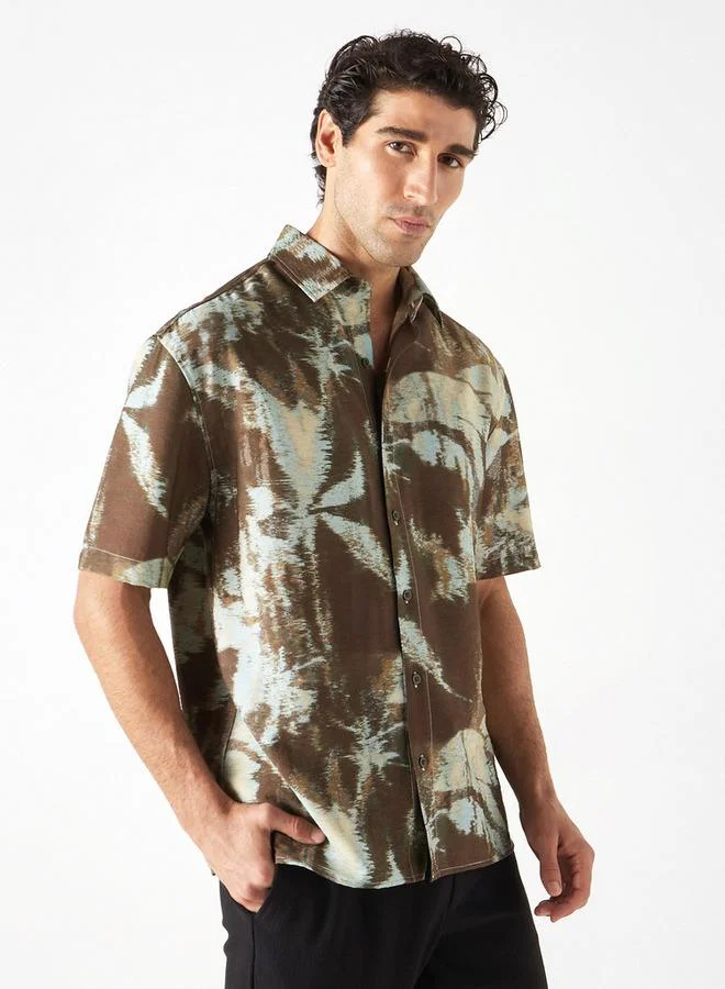 ايكونيك قميص بقصة عادية وأكمام قصيرة وياقة وطبعات من آيكونيك