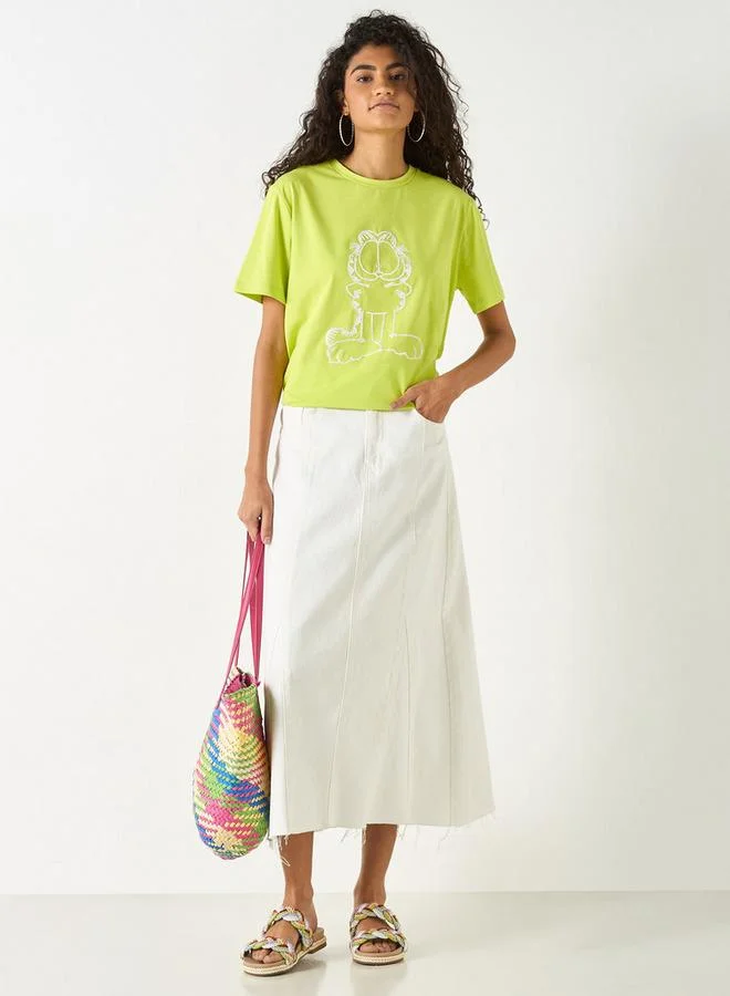 اس بي كاركترز تيشيرت بياقة ضيّقة وأكمام قصيرة وتطريز جارفيلد