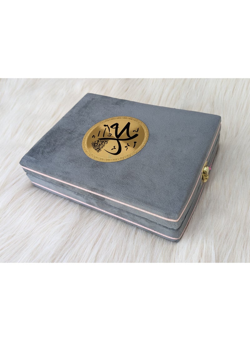 علبه بمصحف قطيفة للتهادى | بقفل معدنى ذهبى | صندوق قطيفة و مجلد من الداخل وبداخله مصحف ( طول17 سم * عرض 23سم ) (ازرق) - Image 4