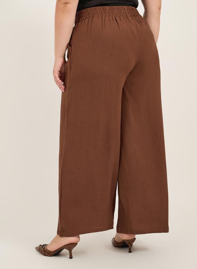 ستايلي بنطلون واسع الساق بنقوش مع تفاصيل حزام بسلسلة - Image 4