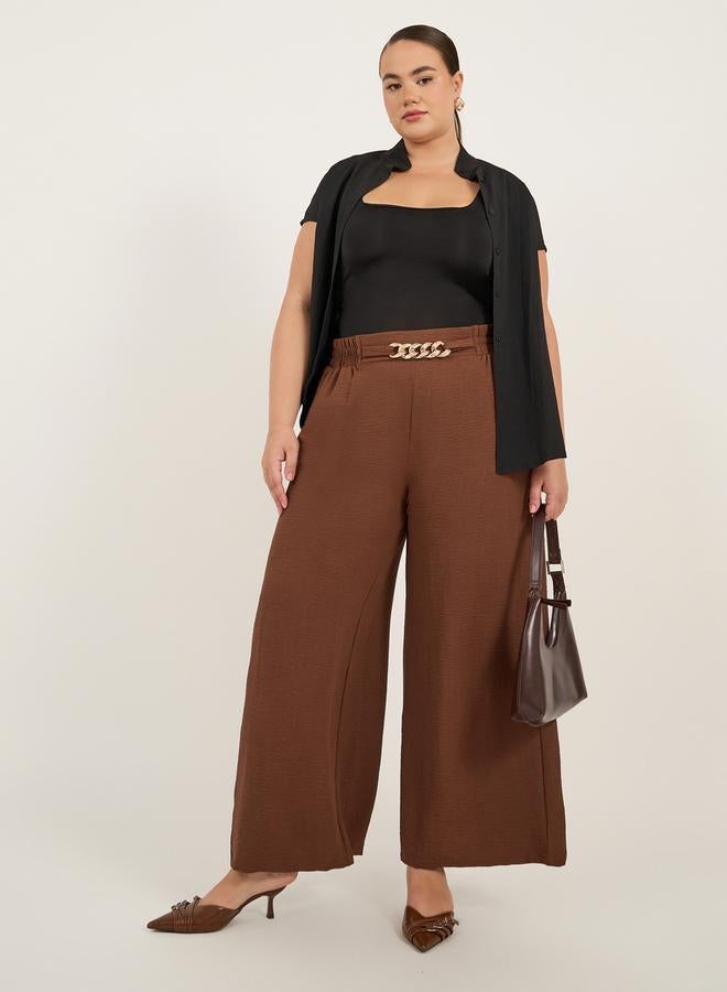 ستايلي بنطلون واسع الساق بنقوش مع تفاصيل حزام بسلسلة - Image 1