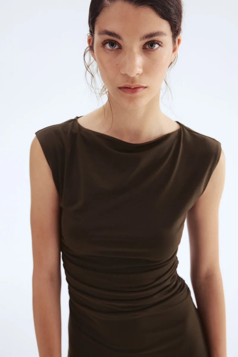 اتش اند ام فستان بأكمام قصيرة