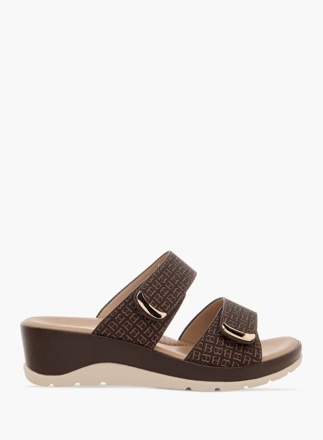 فلورا بيلا من شو إكسبرس صنادل نسائية مريحة بنقشة المونوغرام سهلة الارتداء