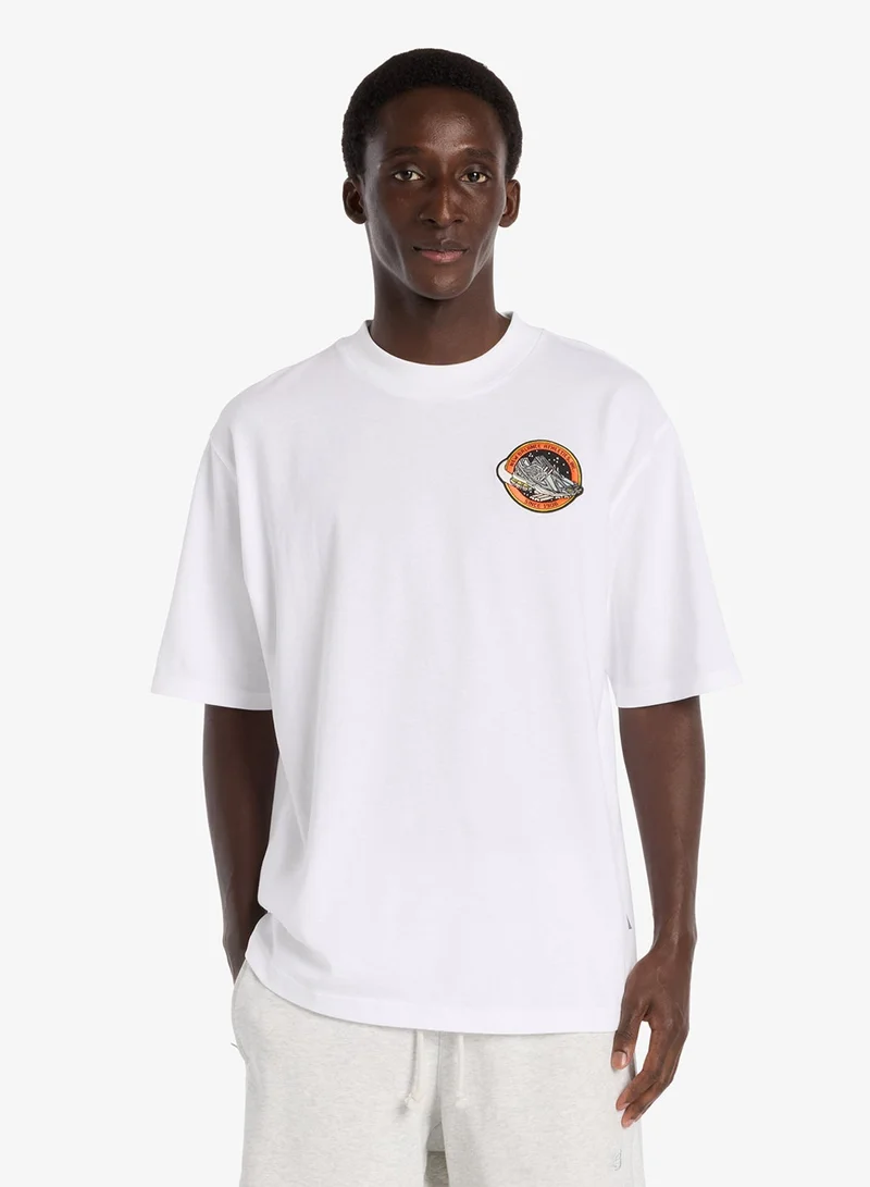 نيو بالانس تيشيرت رياضي واسع من غيكا إنترناشونال