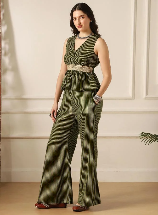 جلو باص طقم منسق فيوجن من بلوزة بيبلوم مخططة ومطرزة مع بنطال بحافة جرس