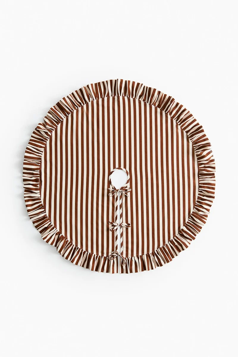 اتش اند ام غطاء لقاعدة شجرة الكريسماس مزين بكشكشة