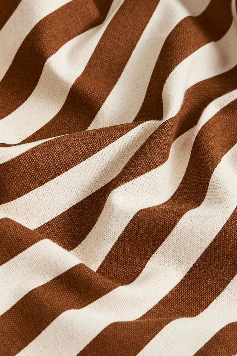 اتش اند ام غطاء لقاعدة شجرة الكريسماس مزين بكشكشة