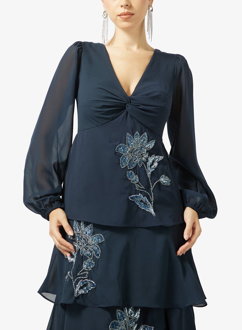 مايا فستان ماكسي طويل بأكمام طويلة مزين بالزهور وطيات ملتفة - Image 3