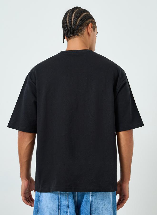 ستايلي تيشيرت واسع بقطن تيري وتفاصيل مُطرّزة - Image 5