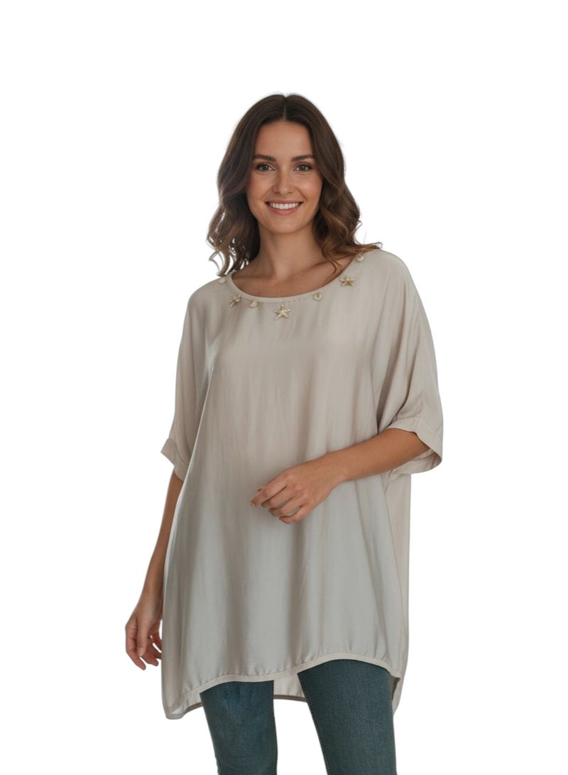بلوزه حريمي اوفرسايز بيج مع نجوم بحر و قواقع بحر على الرقبة - Image 1