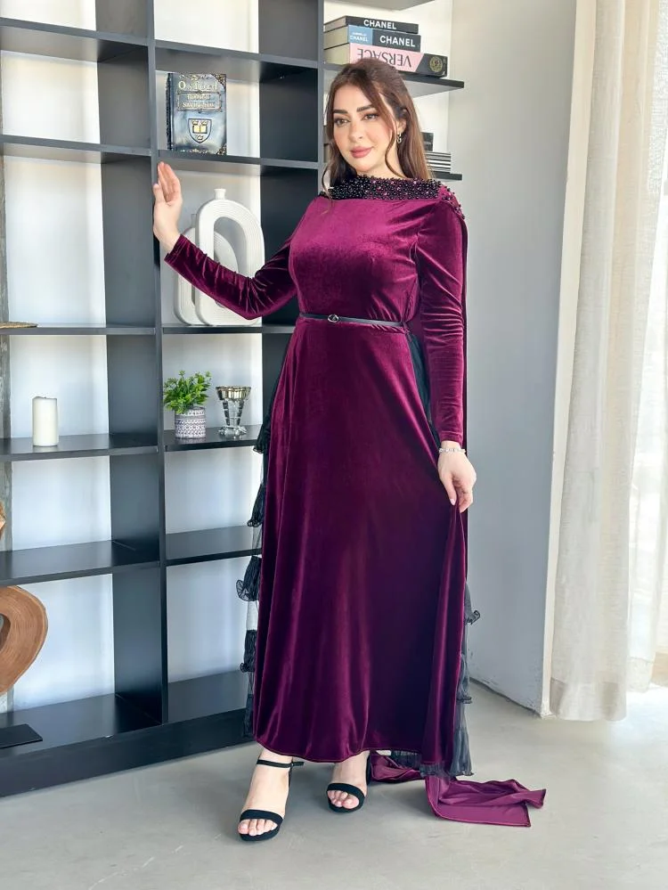 اوبرا فاشن فستان سهرة مخمل عنابي مع قصة بالخلف كسرات الياقة مزينة بلؤلؤ مع كرستال