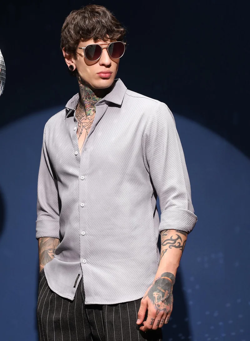 كامبوس سوترا قميص رجالي رمادي بتصميم مائل وياقة واسعة وأكمام طويلة بأزرار