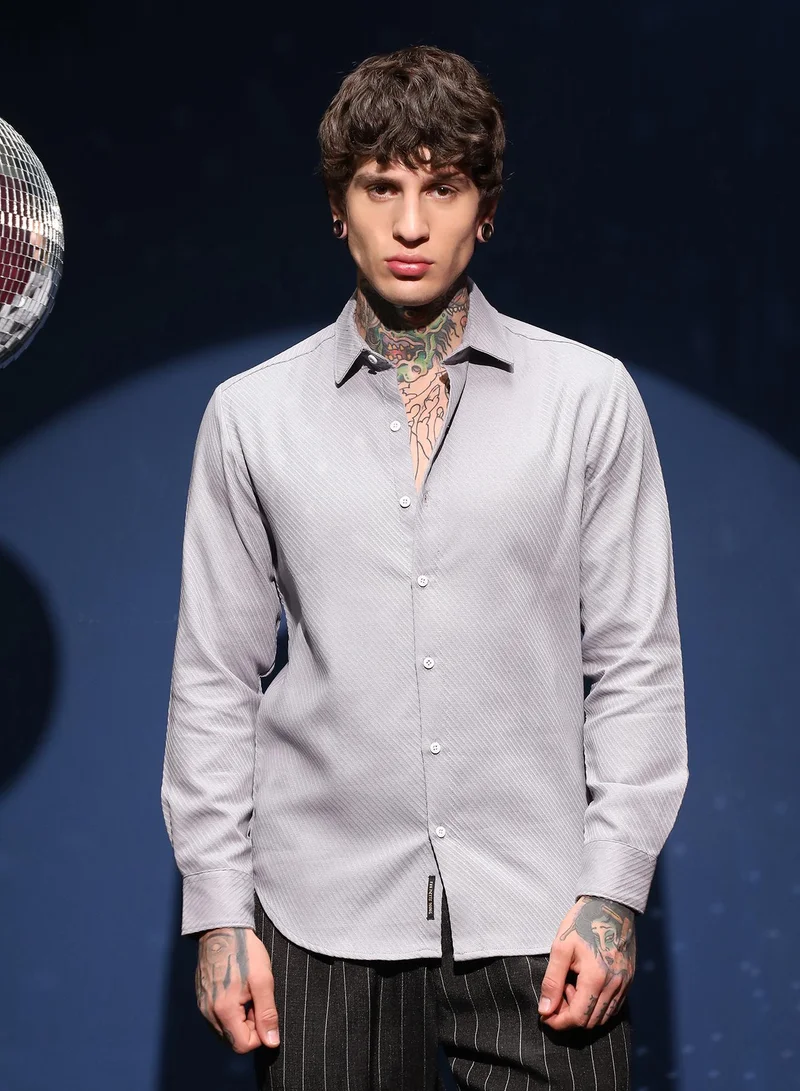 كامبوس سوترا قميص رجالي رمادي بتصميم مائل وياقة واسعة وأكمام طويلة بأزرار