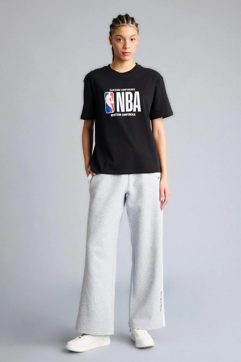 ديفاكتو Relax Fit NBA Wordmark Crew Neck Short Sleeves T-Shirt