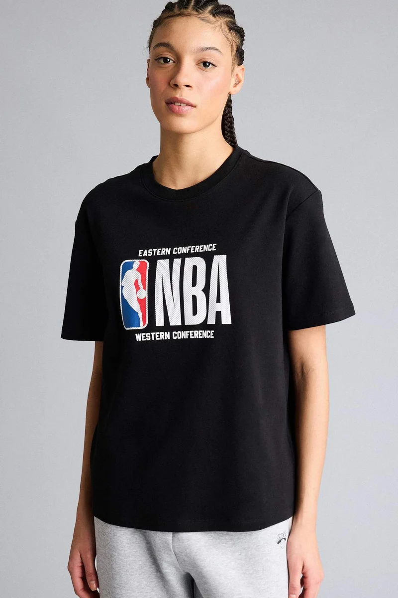 ديفاكتو Relax Fit NBA Wordmark Crew Neck Short Sleeves T-Shirt