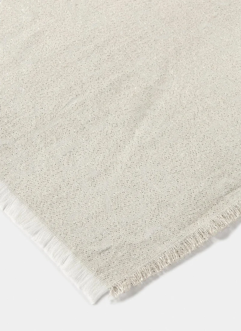 ليو جو شال بنقش شعار العلامة التجارية من الجاكار