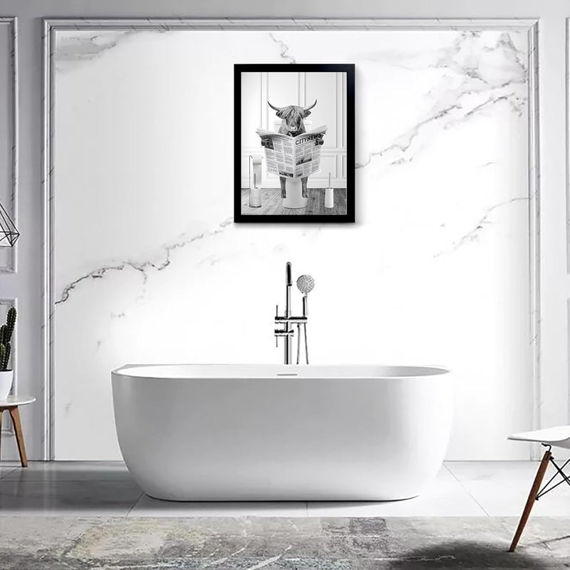 YongArt ديكور حمام بإطار أسود - فن جدار بقرة هايلاند مضحكة في حوض الاستحمام - Image 2