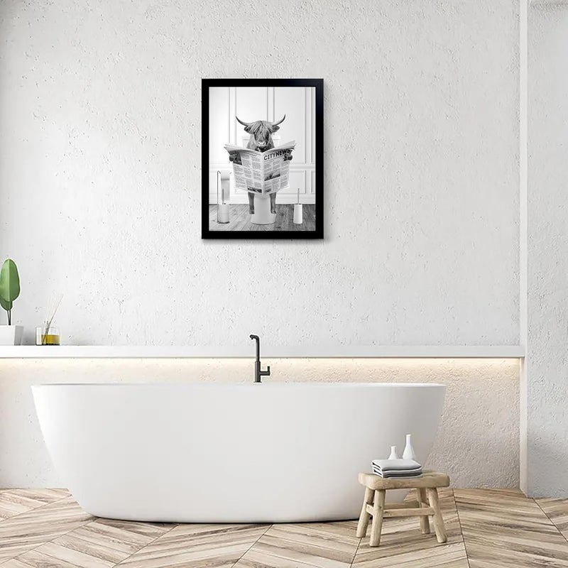 YongArt ديكور حمام بإطار أسود - فن جدار بقرة هايلاند مضحكة في حوض الاستحمام - Image 3