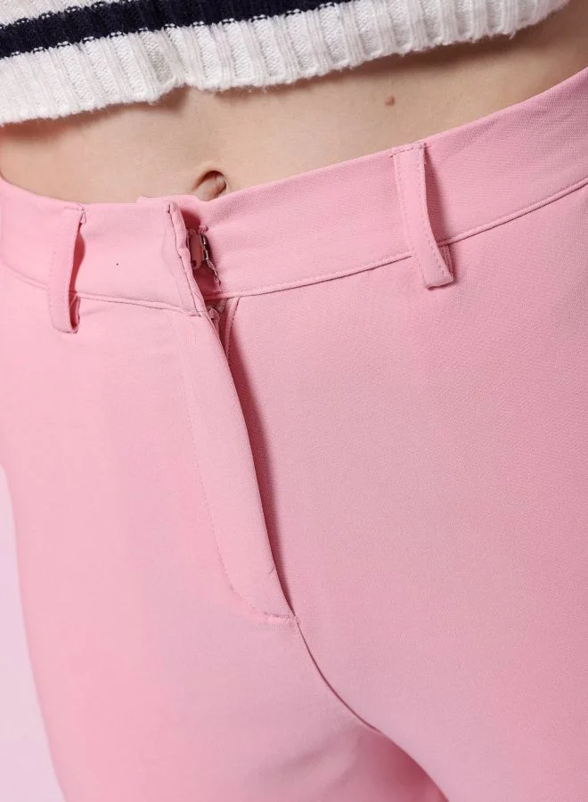 مرفوعة Women Tapered Solid Mid-Rise Pants