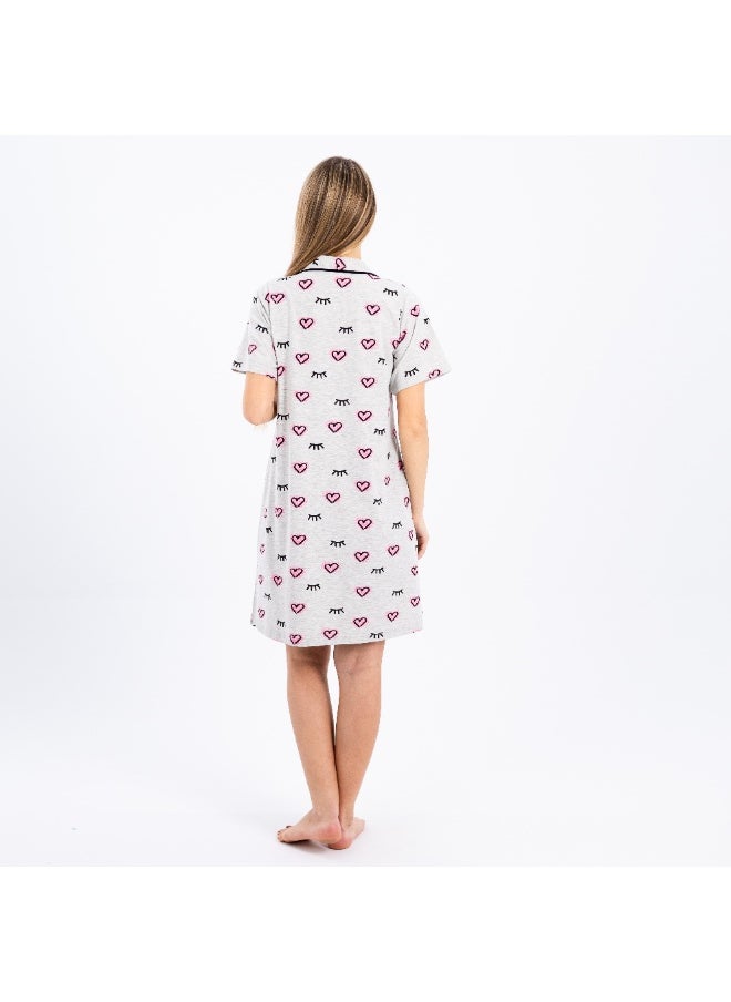 Classic feminine 100% cotton nightgown, comfortable to the body with a heart and eyelash print and front buttons, perfect for lounging and sleeping.