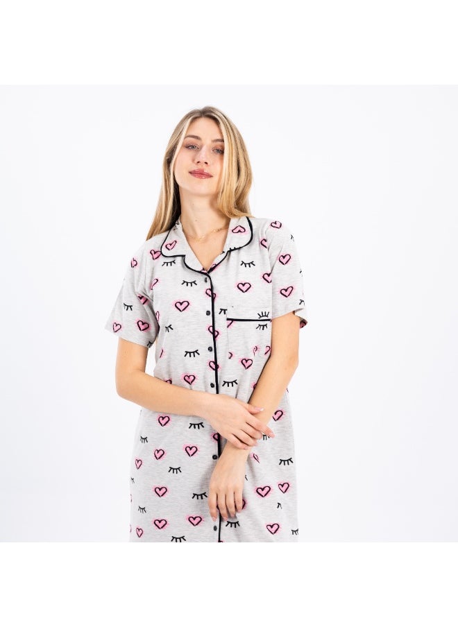 Classic feminine 100% cotton nightgown, comfortable to the body with a heart and eyelash print and front buttons, perfect for lounging and sleeping.