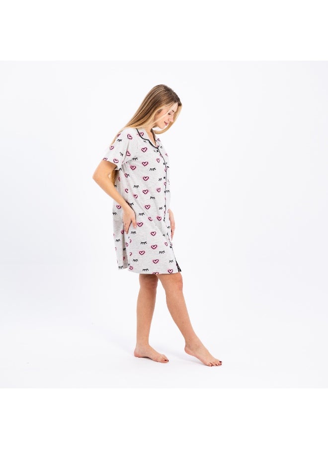 Classic feminine 100% cotton nightgown, comfortable to the body with a heart and eyelash print and front buttons, perfect for lounging and sleeping.