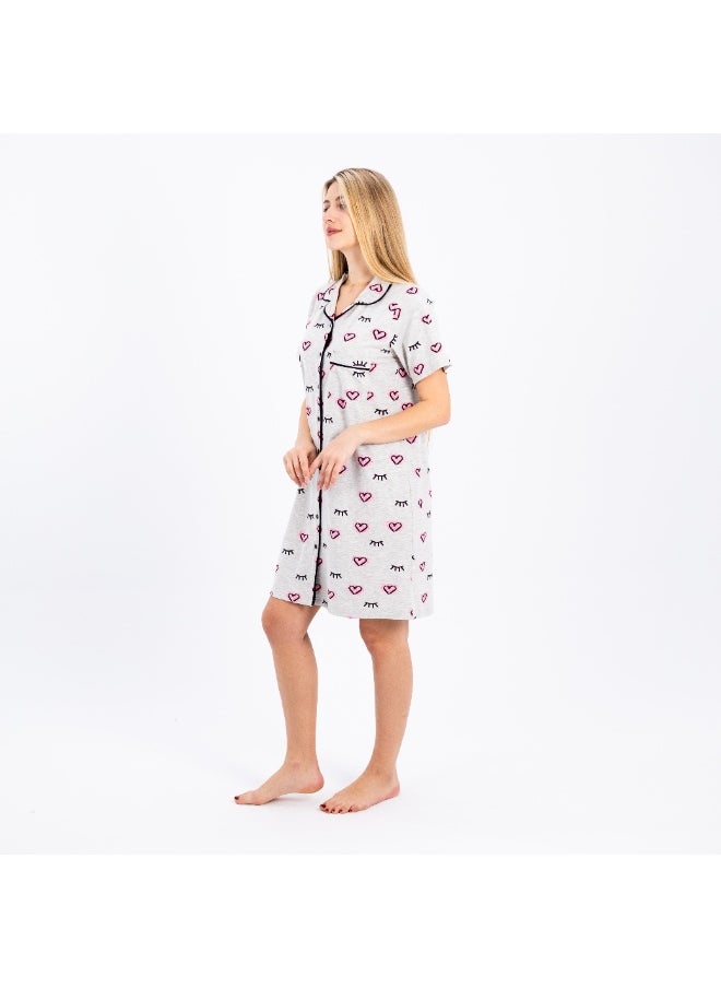 Classic feminine 100% cotton nightgown, comfortable to the body with a heart and eyelash print and front buttons, perfect for lounging and sleeping.