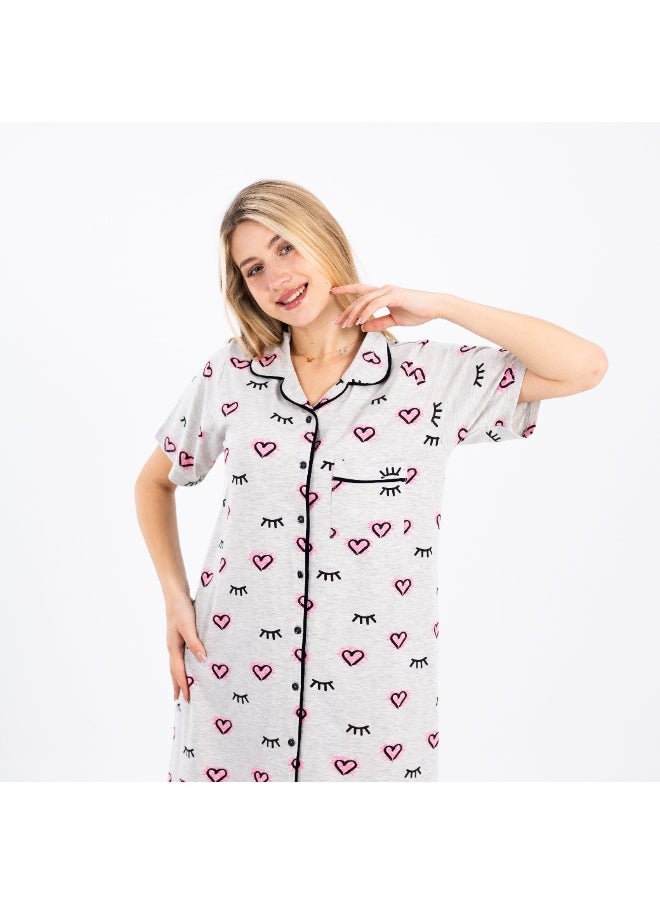 Classic feminine 100% cotton nightgown, comfortable to the body with a heart and eyelash print and front buttons, perfect for lounging and sleeping.