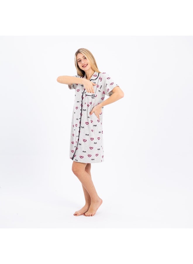 Classic feminine 100% cotton nightgown, comfortable to the body with a heart and eyelash print and front buttons, perfect for lounging and sleeping.