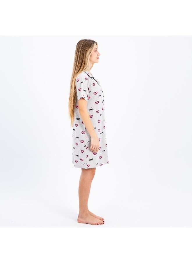 Classic feminine 100% cotton nightgown, comfortable to the body with a heart and eyelash print and front buttons, perfect for lounging and sleeping.