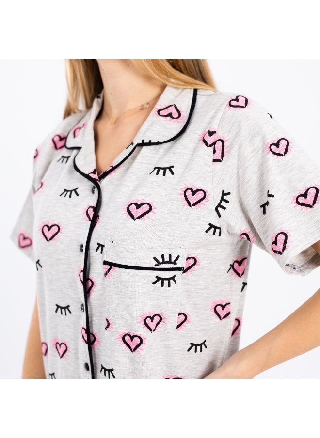Classic feminine 100% cotton nightgown, comfortable to the body with a heart and eyelash print and front buttons, perfect for lounging and sleeping.