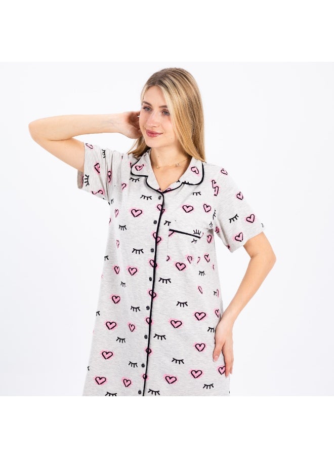 Classic feminine 100% cotton nightgown, comfortable to the body with a heart and eyelash print and front buttons, perfect for lounging and sleeping.