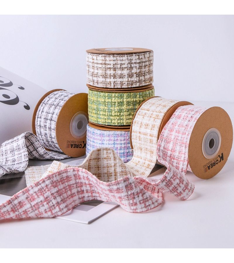 شريط بلاستيكي كلاسيكي بسيط مع زينة الوردة، لتزيين الهدايا والحلويات بنفسك (DIY)، لون بني قهوة، مقاس 41 × 34 بوصة، بعرض 1.38 بوصة. - Image 1
