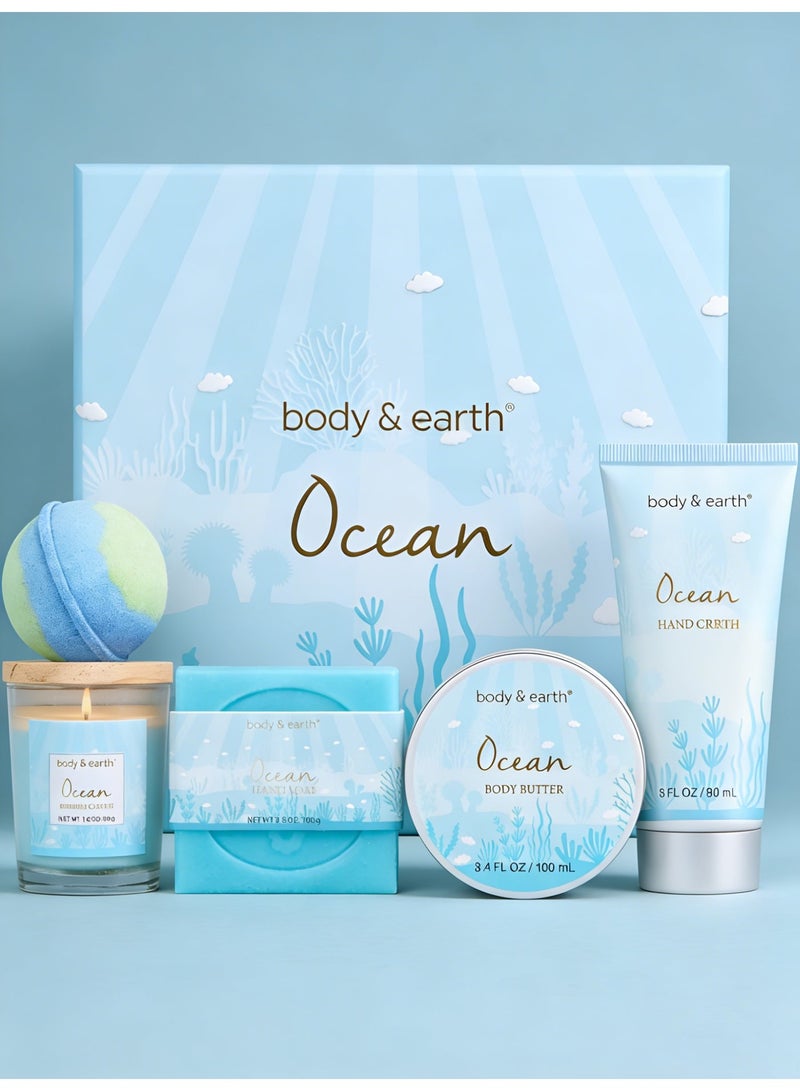 بودي & إيرث هدايا تدليل للنساء من BODY & EARTH، مجموعة هدايا حمام سبا المحيط المكونة من 5 قطع تتضمن شمعة معطرة، زبدة للجسم، هدايا للنساء، هدايا عيد ميلاد للنساء، مجموعات هدايا للنساء، هدايا استرخاء للنساء - Image 1