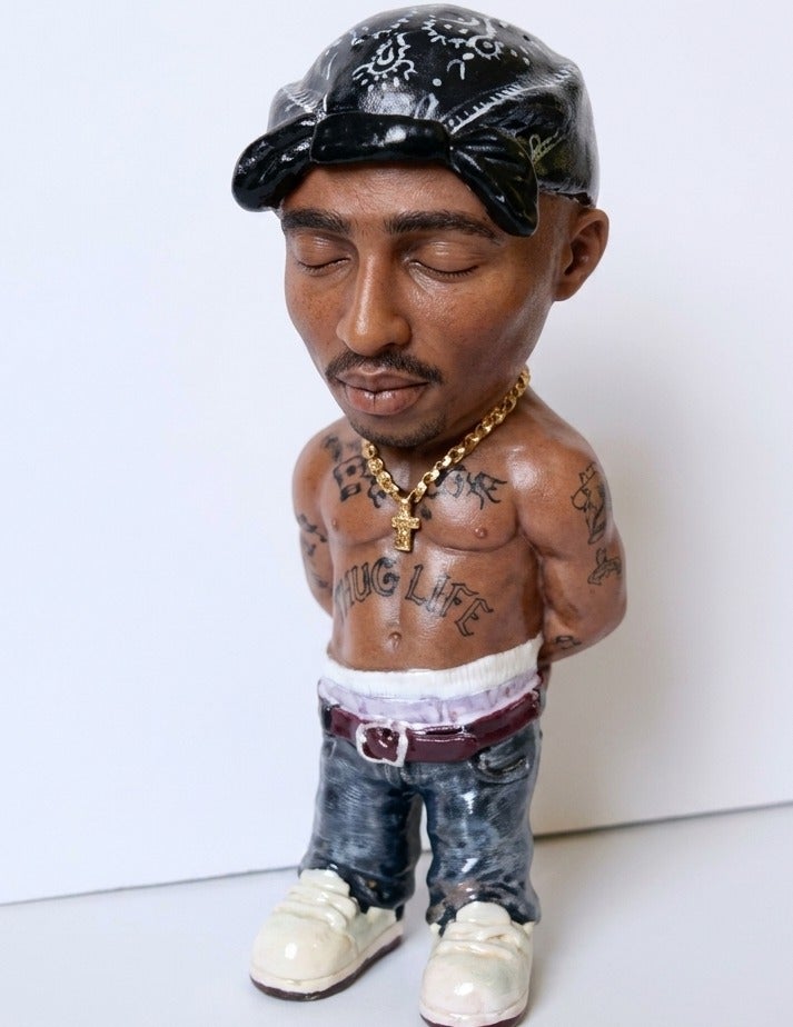 مجسم تذكاري فني يجسد شخصية أسطورة الراب توباك شاكور (2Pac) بتصميم واقعي ودقيق - Image 1