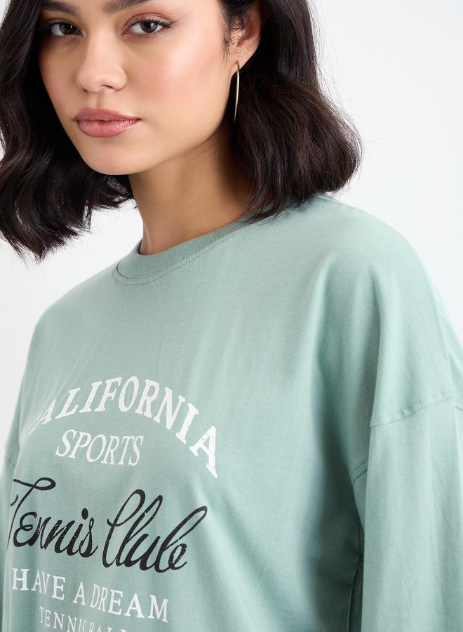 ستايلي تيشيرت نسائي واسع بطبعة شعار أخضر وكتف ساقط - Image 3