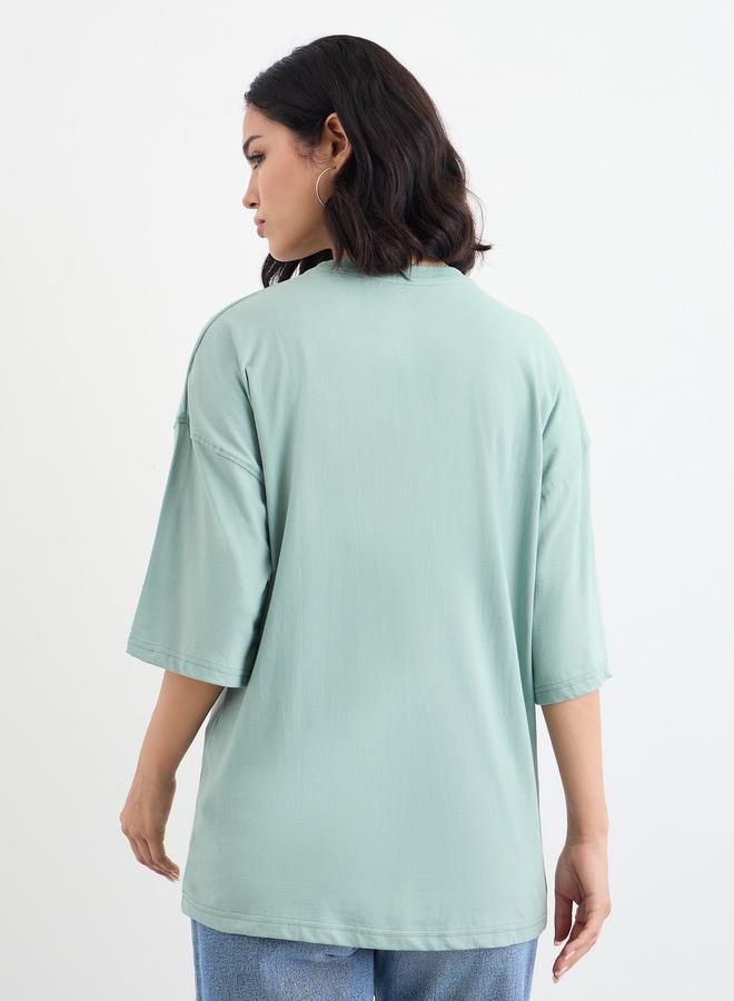 ستايلي تيشيرت نسائي واسع بطبعة شعار أخضر وكتف ساقط - Image 4