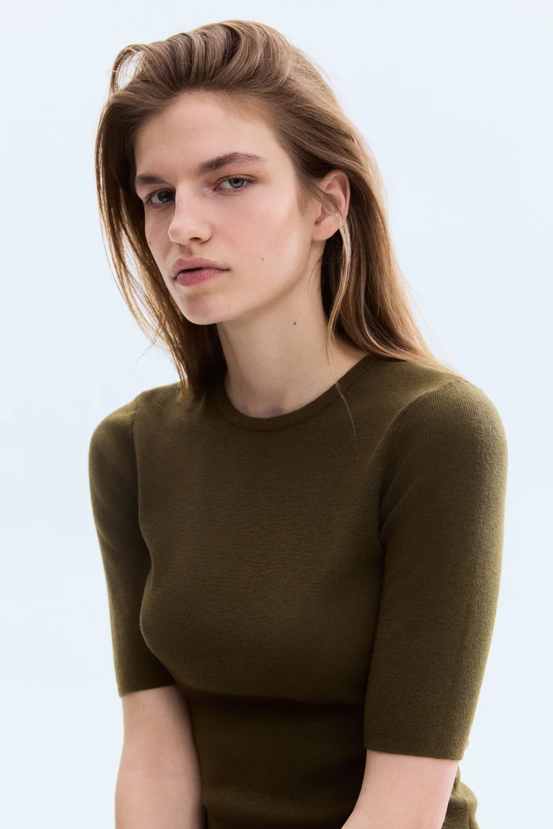 اتش اند ام تي-شيرت مرن ومحبوك