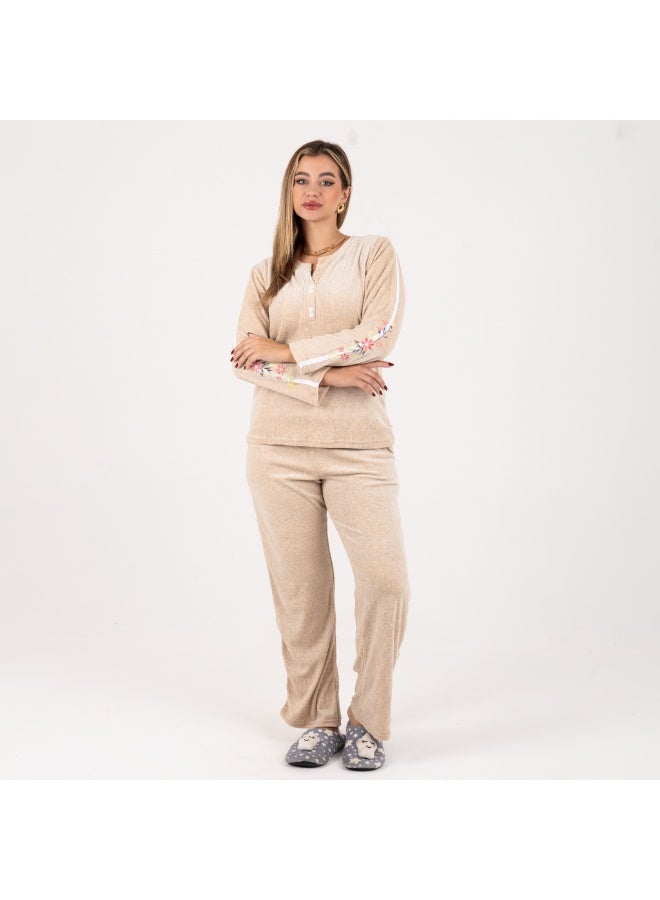 زيكوتكس  طقم بيجامة نسائي شتوي من قطعتين - قطيفة ناعمة بأكمام مطرزة - بيج فاتح - Image 2