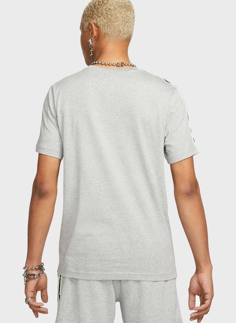 Nike Men's Sportswear Repeat Swoosh T-Shirt
