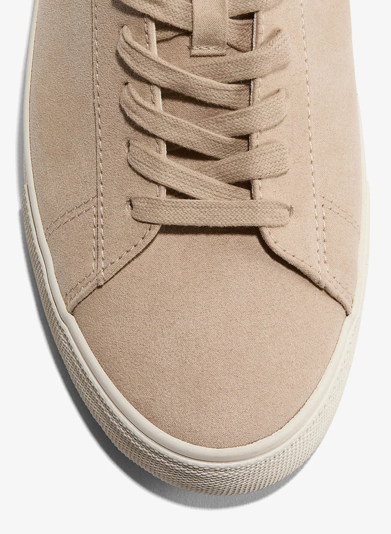 اتش اند ام حذاء رياضي